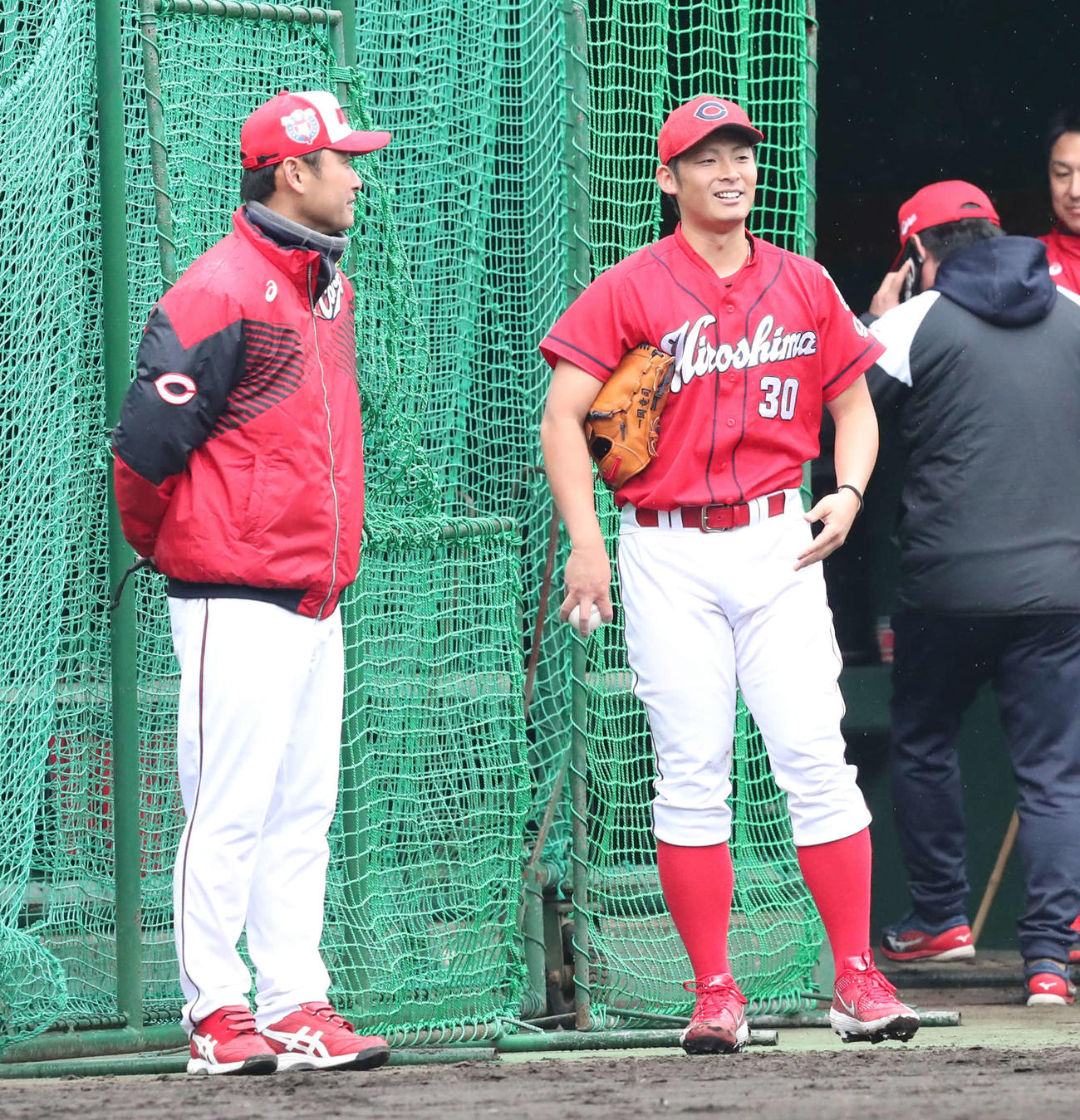 シート打撃で好投した一岡（右）は、沢崎コーチと話し合う（撮影・梅根麻紀）