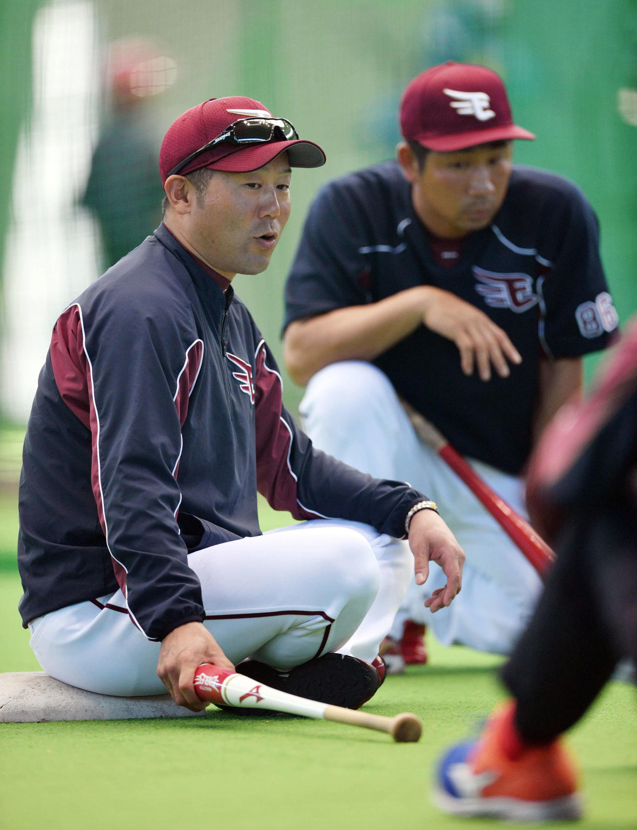 特走で指導する楽天三木監督（手前）（撮影・滝沢徹郎）