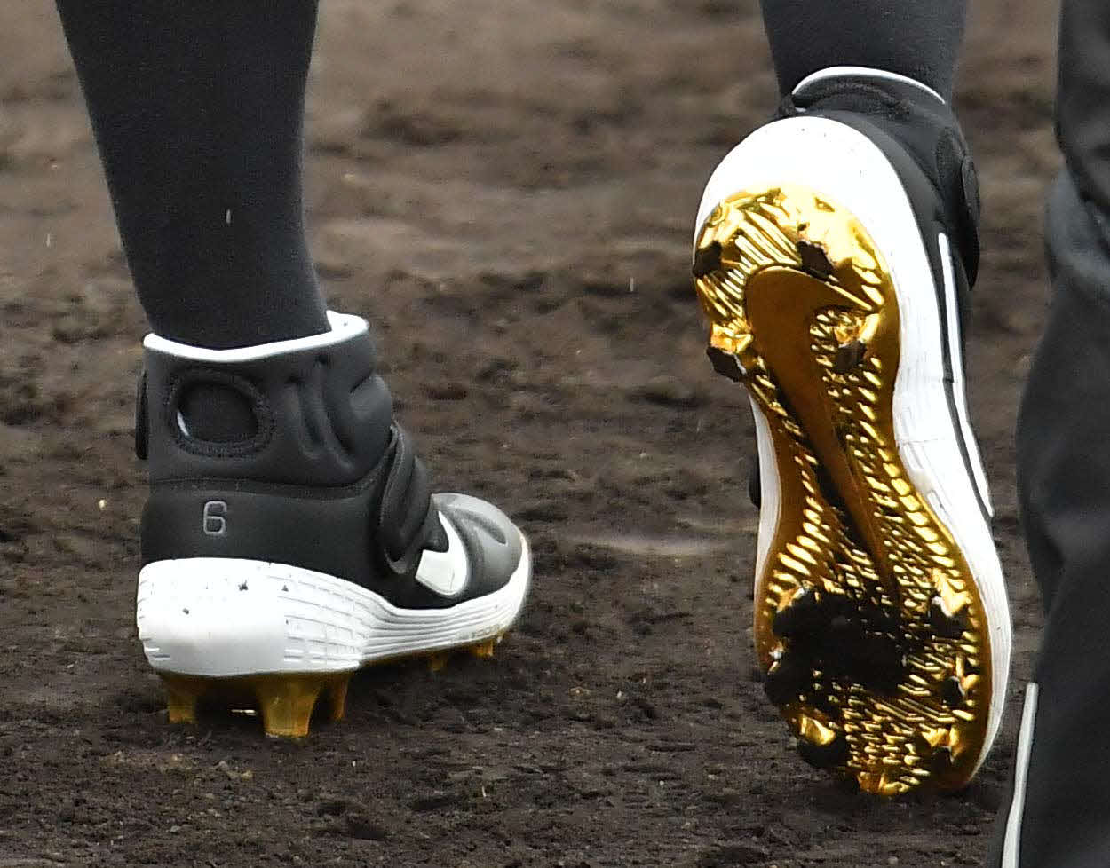 糸井が使用した黄金ソールのスパイク。なぜかかかとに6番の数字が…（撮影・上田博志）
