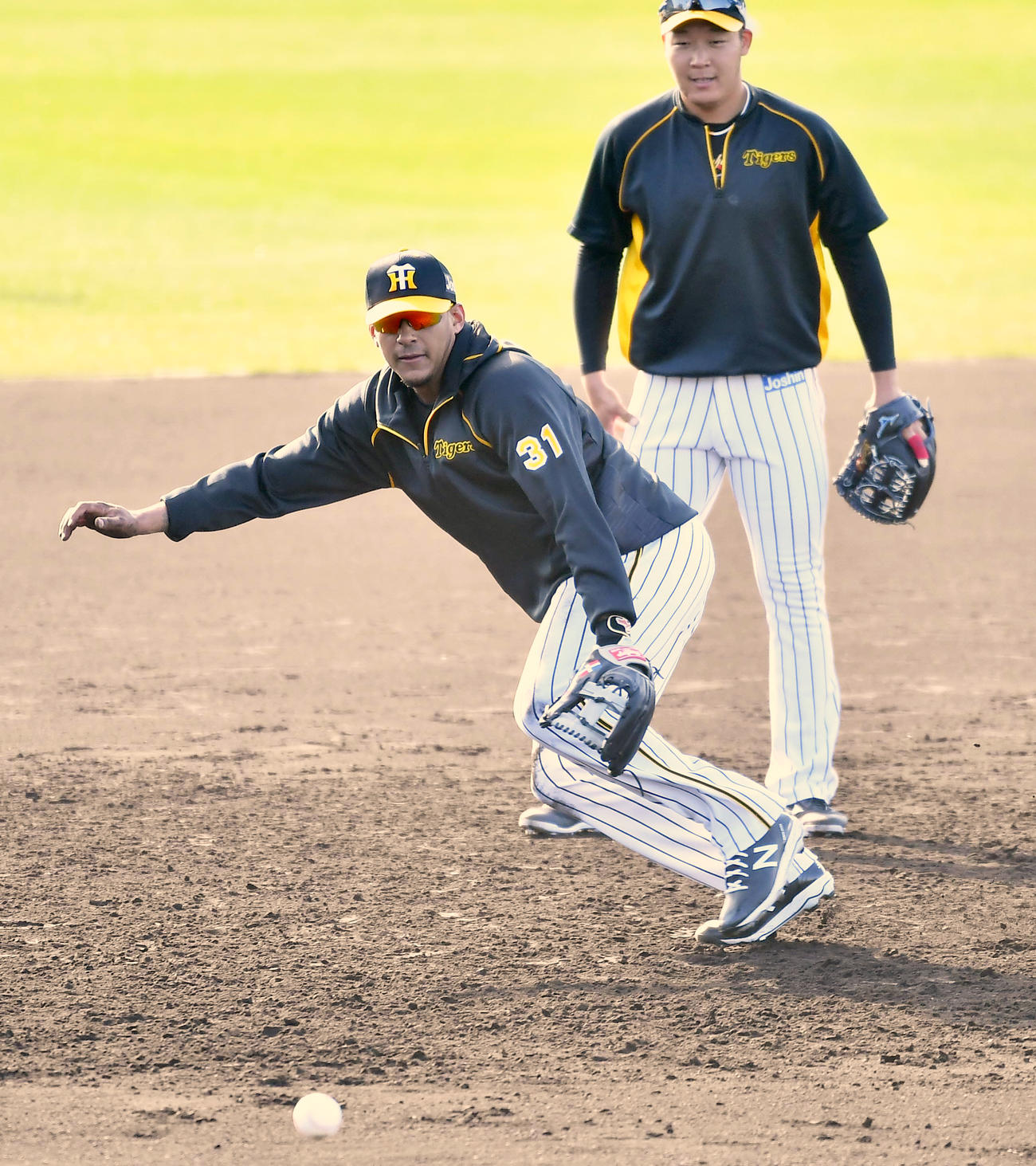 特守で軽快な動きを見せる阪神マルテ。右は大山悠輔（2020年2月2日撮影）