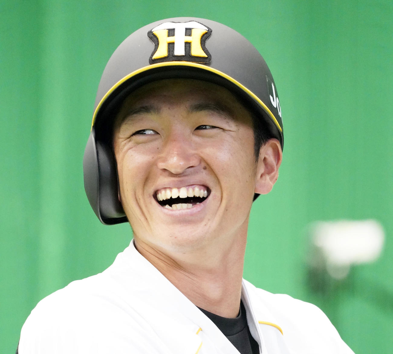 ブルペンの打席に立ち笑顔を見せる近本（撮影・上山淳一）