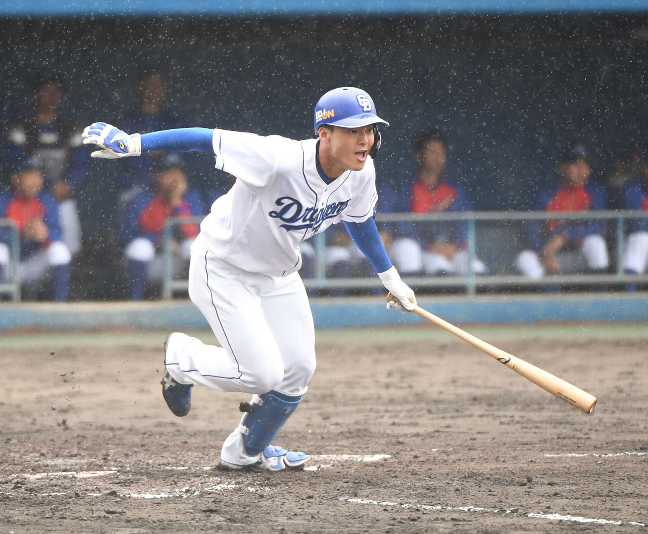 中日対沖縄電力　3回裏中日1死三塁、右翼へ適時二塁打を放つ石川昂（撮影・森本幸一）