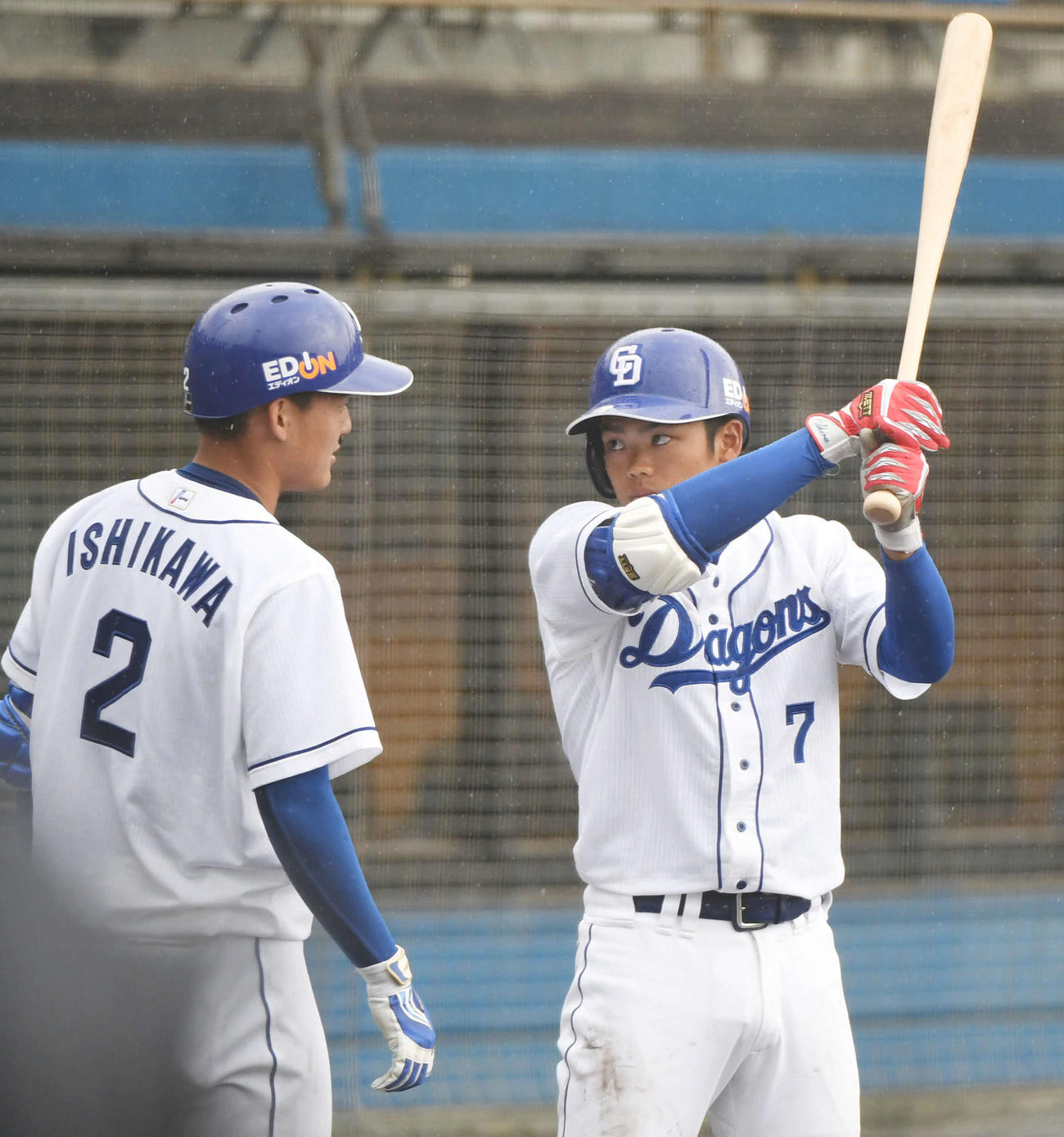 中日対沖縄電力　3回裏中日無死二、三塁、打席を前に石川昂（左）と話す根尾（撮影・森本幸一）