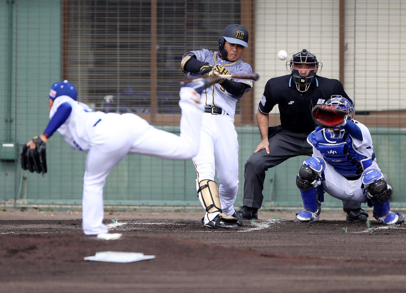 中日対阪神　1回表阪神無死、高山は中前打を放つ（撮影・加藤哉）