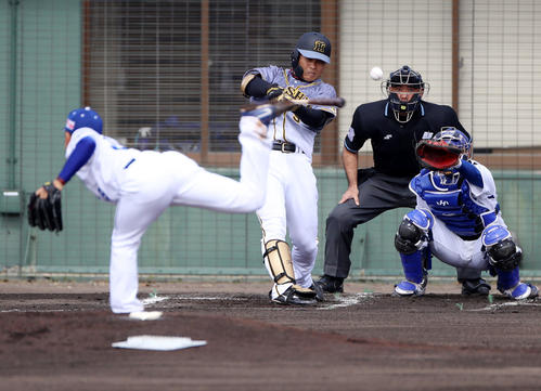 中日対阪神　1回表阪神無死、高山は中前打を放つ（撮影・加藤哉）