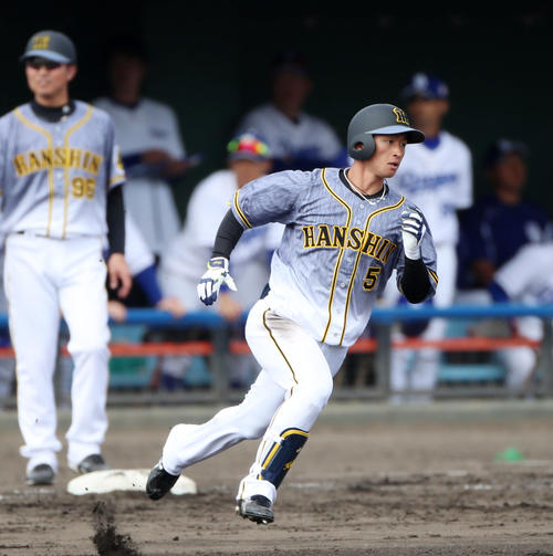 中日対阪神　5回表阪神無死一、二塁、近本は右越え適時三塁打を放つ（撮影・加藤哉）