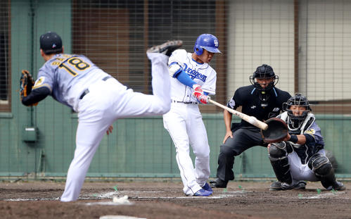７回裏中日１死、右前安打を放つ根尾昂（撮影・加藤哉）