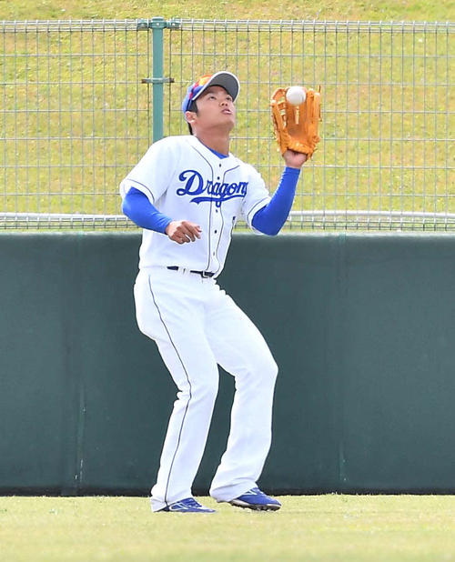 中日対阪神　3回表阪神2死、近本光司の右飛を処理する根尾昂（撮影・上田博志）