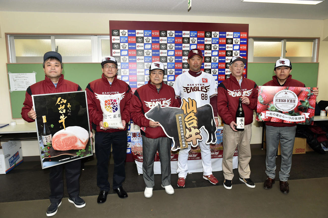 激励品贈呈式で記念撮影する楽天三木監督（左から3人目）ら（撮影・滝沢徹郎）
