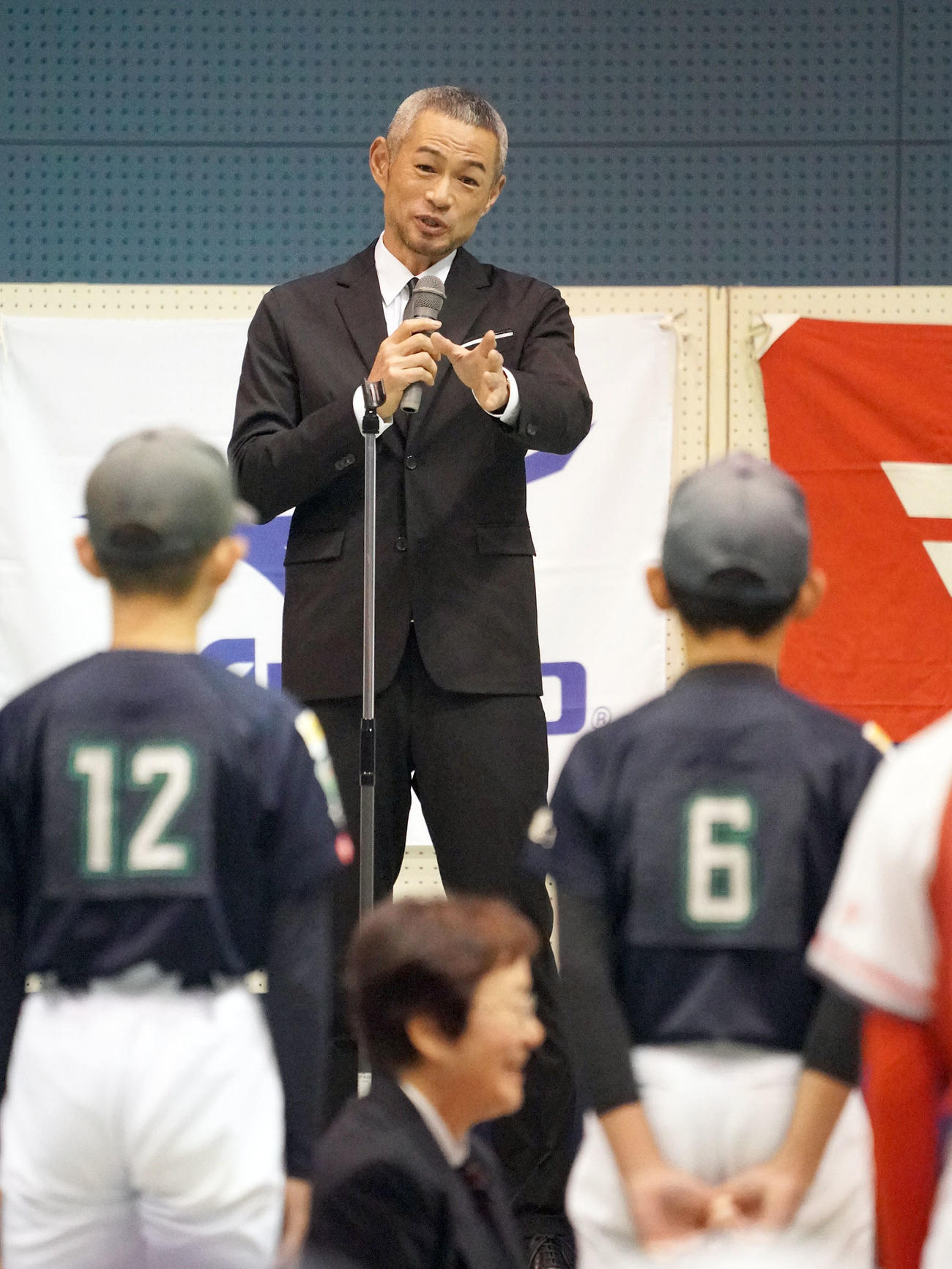 子どもたちの質問に答えるイチロー氏（19年12月22日撮影）
