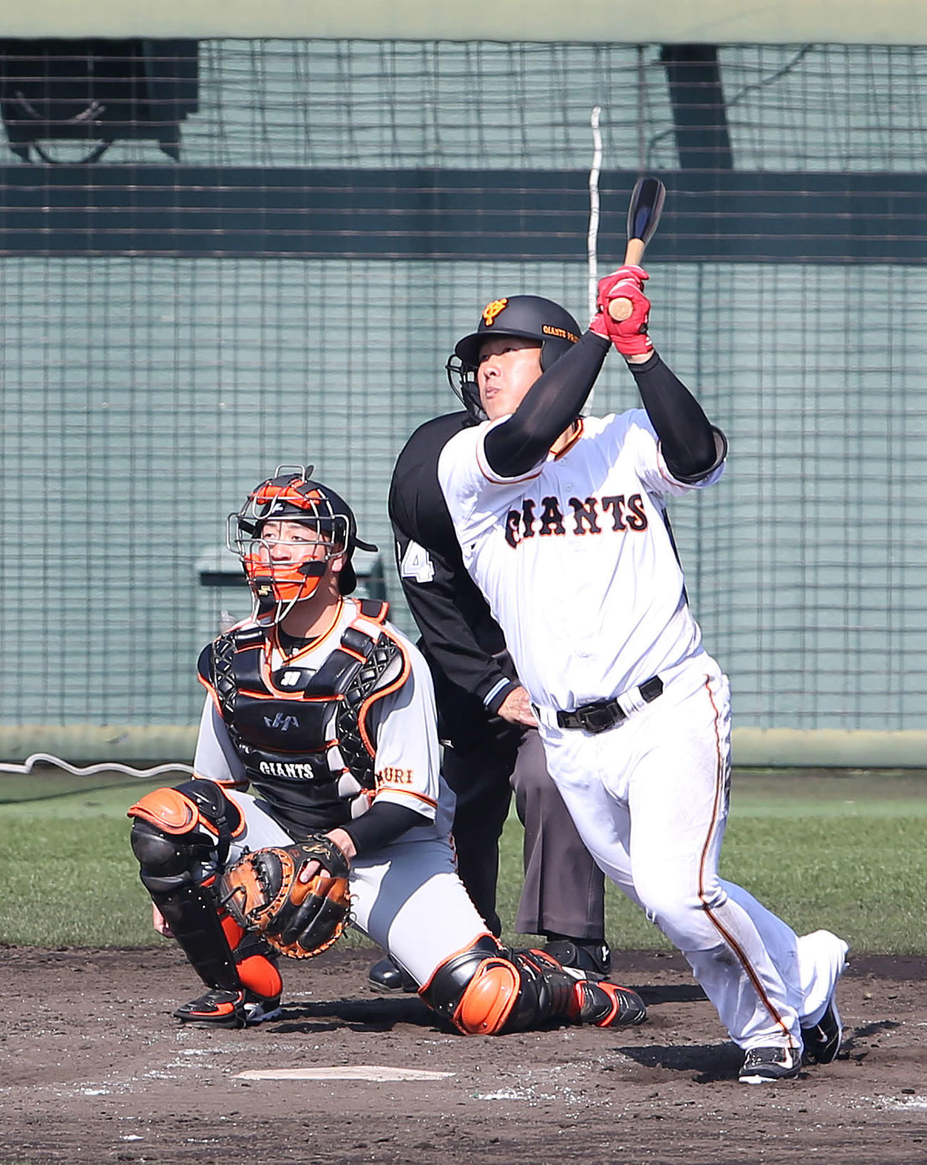 紅組対白組　4回裏白組無死、右翼に三塁打を放つ岡本（撮影・河野匠）