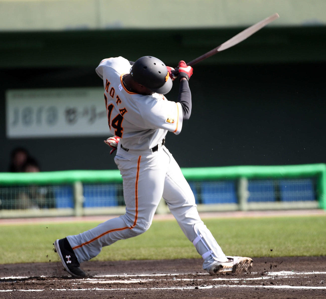 紅白戦　1回表紅組2死、左前に安打を放つモタ（撮影・たえ見朱実）