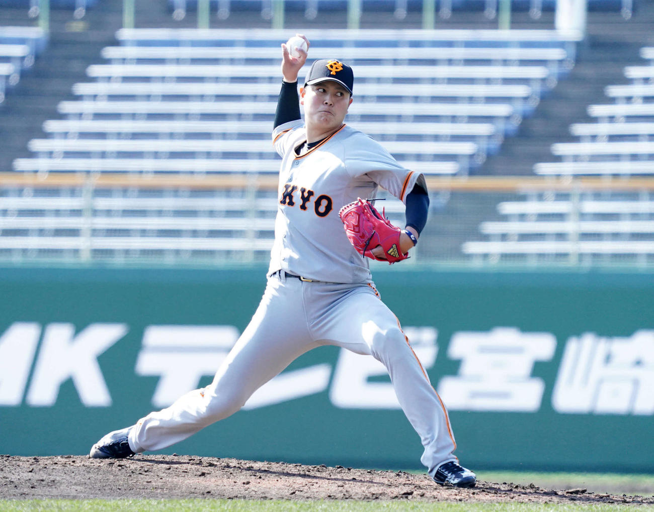 紅組対白組　3回、力投する紅組2番手の宮国（撮影・加藤諒）