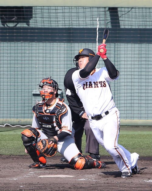 紅組対白組　4回裏白組無死、右翼に三塁打を放つ岡本（撮影・河野匠）