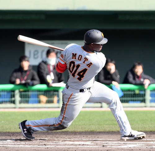 紅白戦　5回表1死満塁、左前に2点適時打を放つモタ（撮影・たえ見朱実）