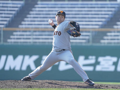 紅組対白組　7回、力投する紅組4番手の堀岡（撮影・加藤諒）