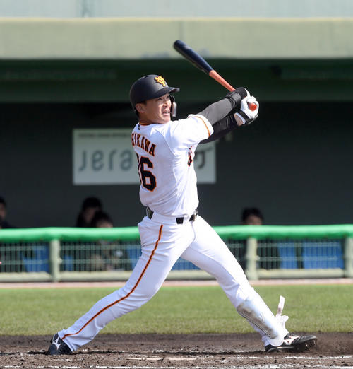 紅白戦　1回裏白組2死一、二塁、右越えに2点適時打を放つ石川（撮影・たえ見朱実）