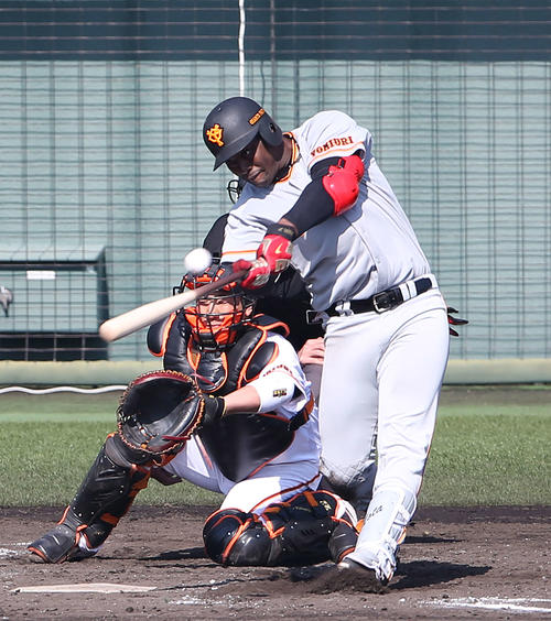 紅組対白組　3回表紅組1死一塁、フェンス直撃の安打を放つモタ（撮影・河野匠）
