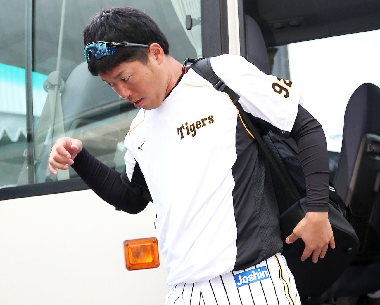 残留組の練習で球場入りする伊藤和（撮影・上山淳一）