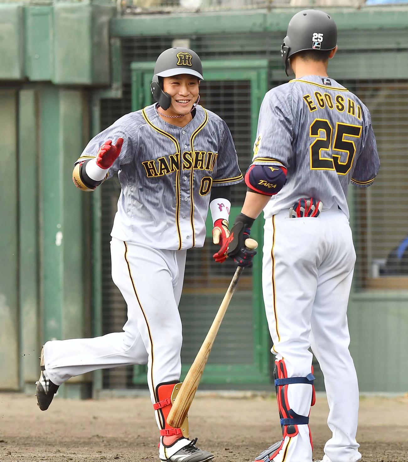 中日対阪神練習試合　4回表阪神2死一、二塁、中越えに3点本塁打を放つ木浪（撮影・上田博志）