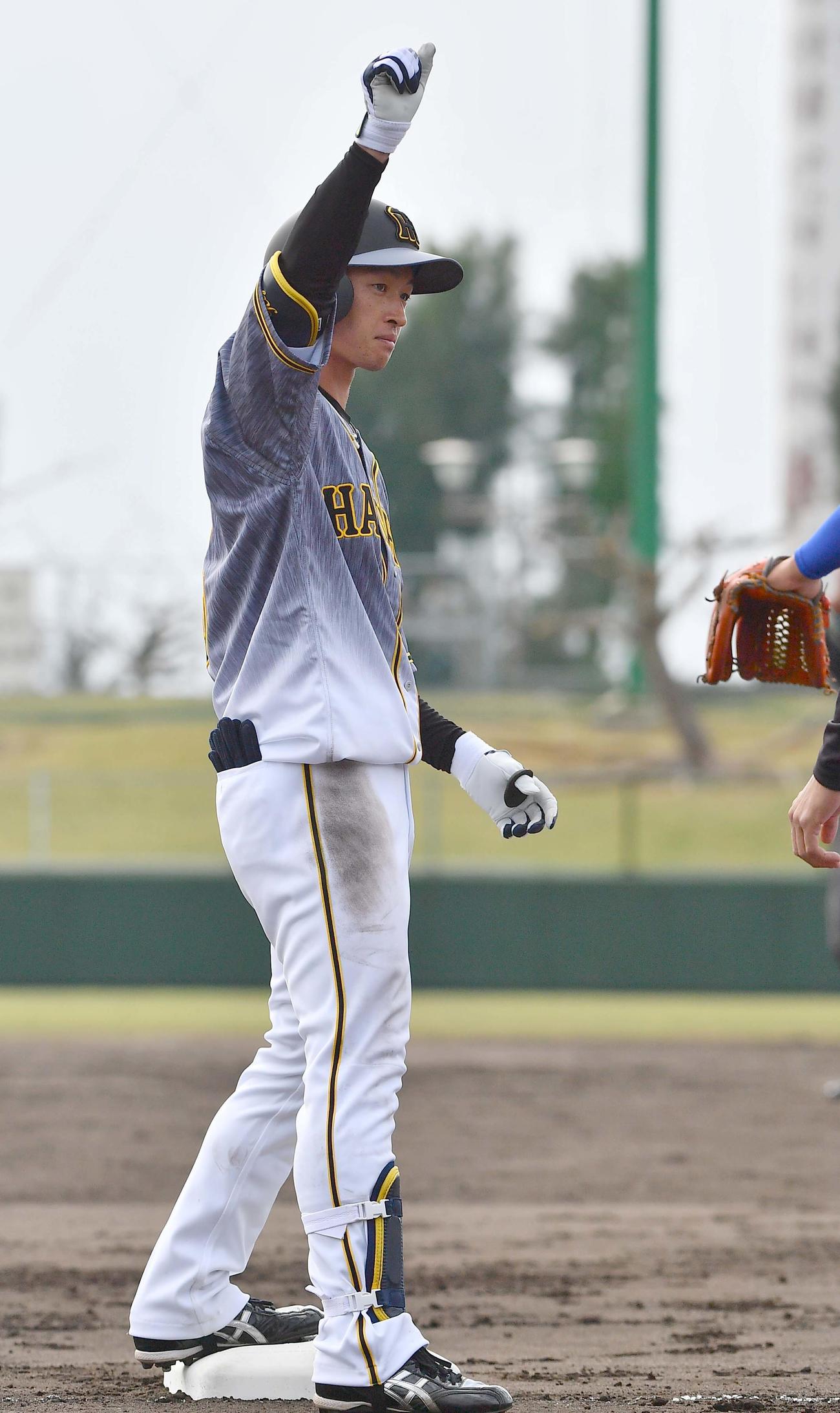 中日対阪神練習試合　5回表阪神無死一、二塁、右中間へ逆転三塁打を放ちベンチに向かってガッツポーズする近本（撮影・上田博志）