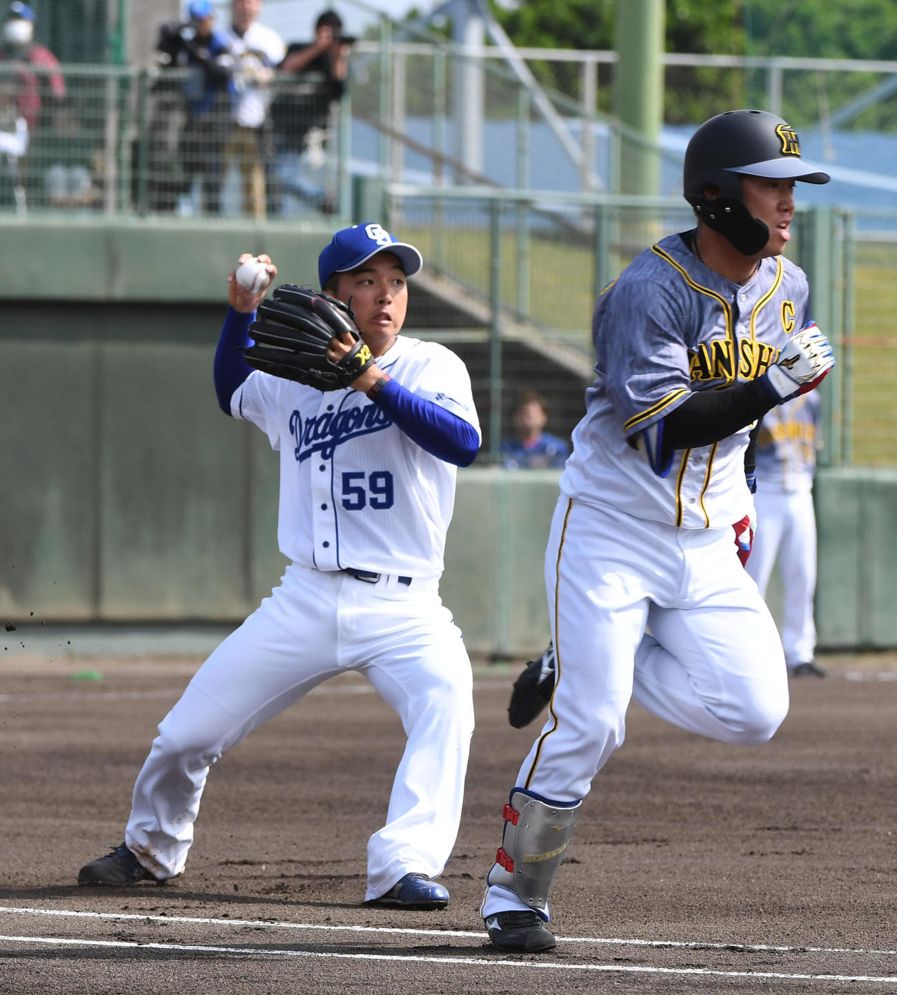 練習試合・中日対阪神　1回表阪神1死一塁、糸原（右）を投ゴロに打ちとる中日先発の山本（撮影・森本幸一）