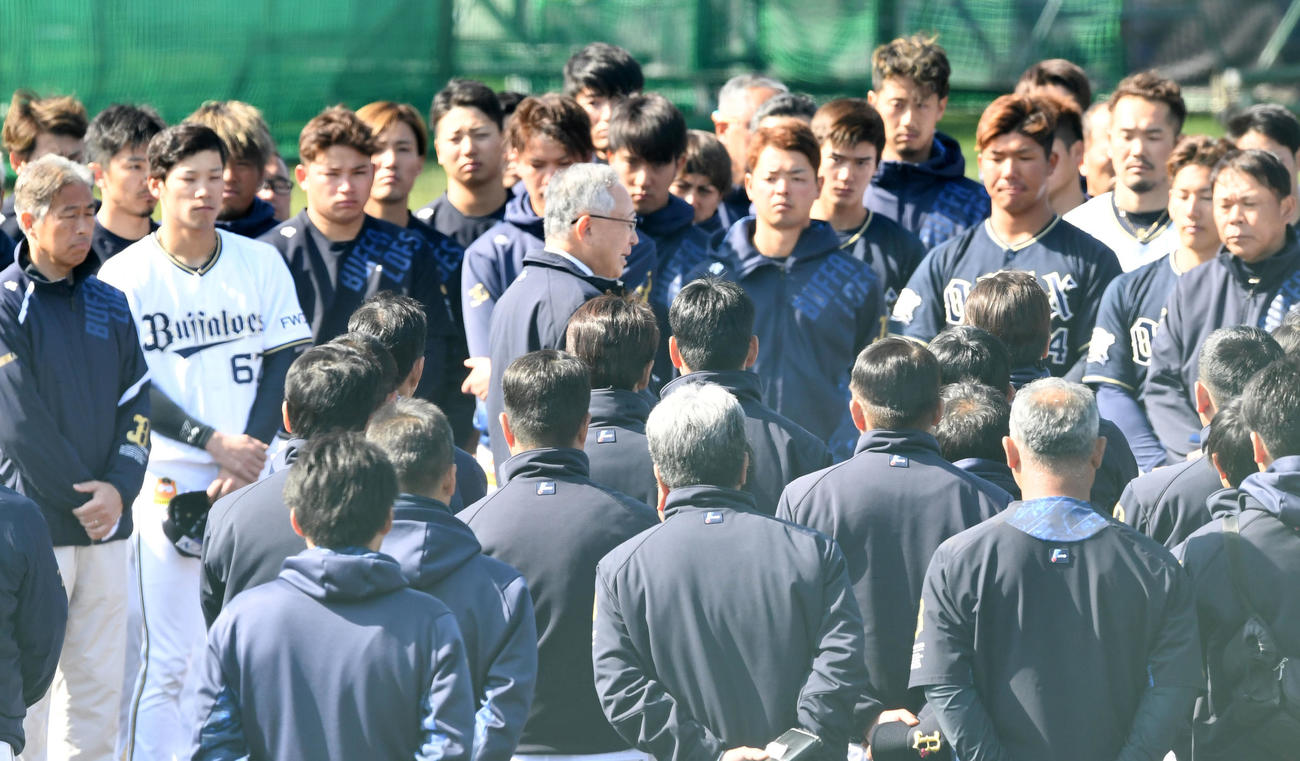 キャンプを視察に訪れナインに訓示するオリックス宮内オーナー（中央）（撮影・前岡正明）