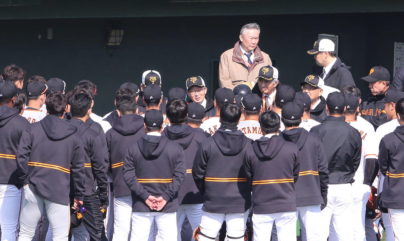 ナインを激励する巨人山口オーナー（中央）（撮影・河野匠）