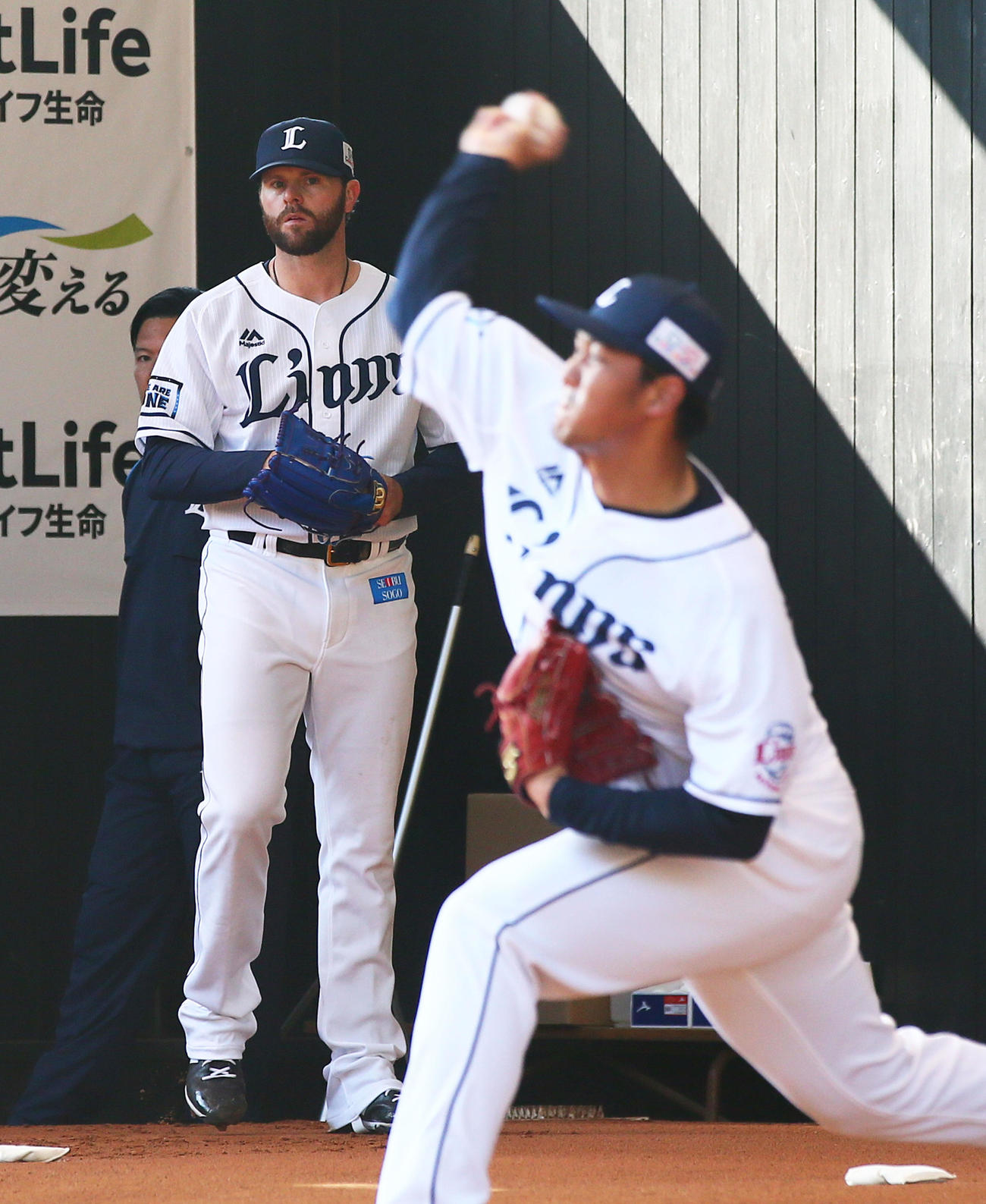 並んでブルペン投球する西武高橋光（右）を見つめるニール（撮影・足立雅史）