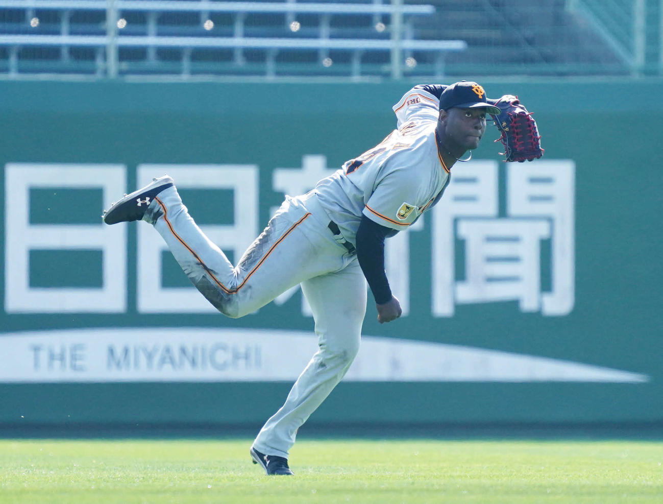 紅組対白組　4回裏白組1死三塁、田中俊の左飛を捕球し、捕手岸田へダイレクト送球する左翼手モタ（撮影・加藤諒）