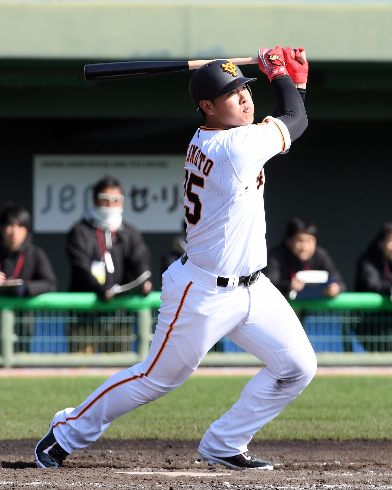 紅白戦　4回裏白組無死、右翼線に三塁打を放ちボールの行方を見る岡本（撮影・たえ見朱実）