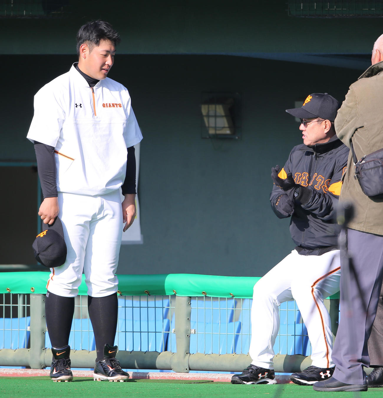 練習中に巨人岡本（左）に声を掛ける原監督（撮影・河野匠）