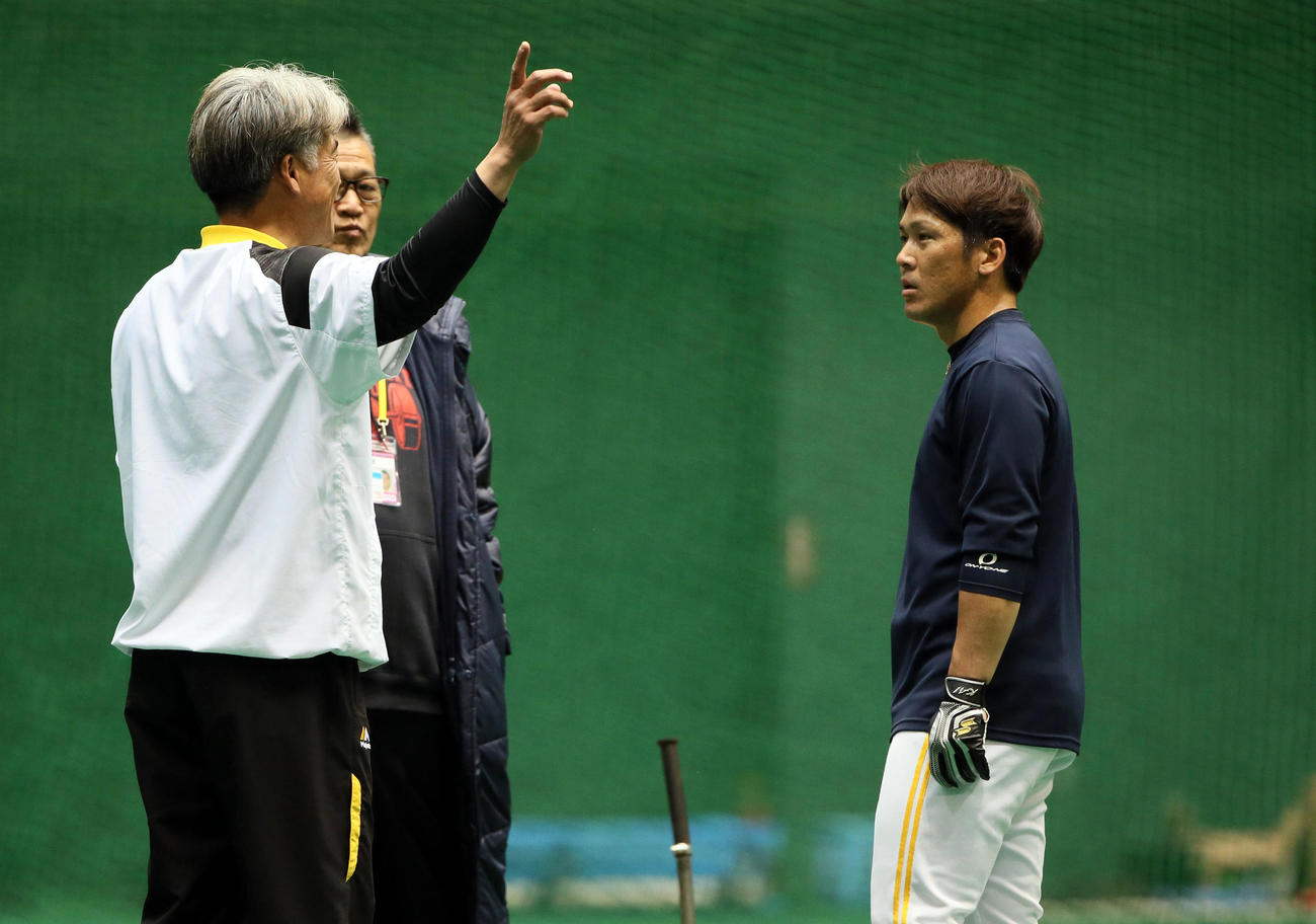 城島球団会長付特別アドバイザー（左）からアドバイスを受ける甲斐（撮影・栗木一考）