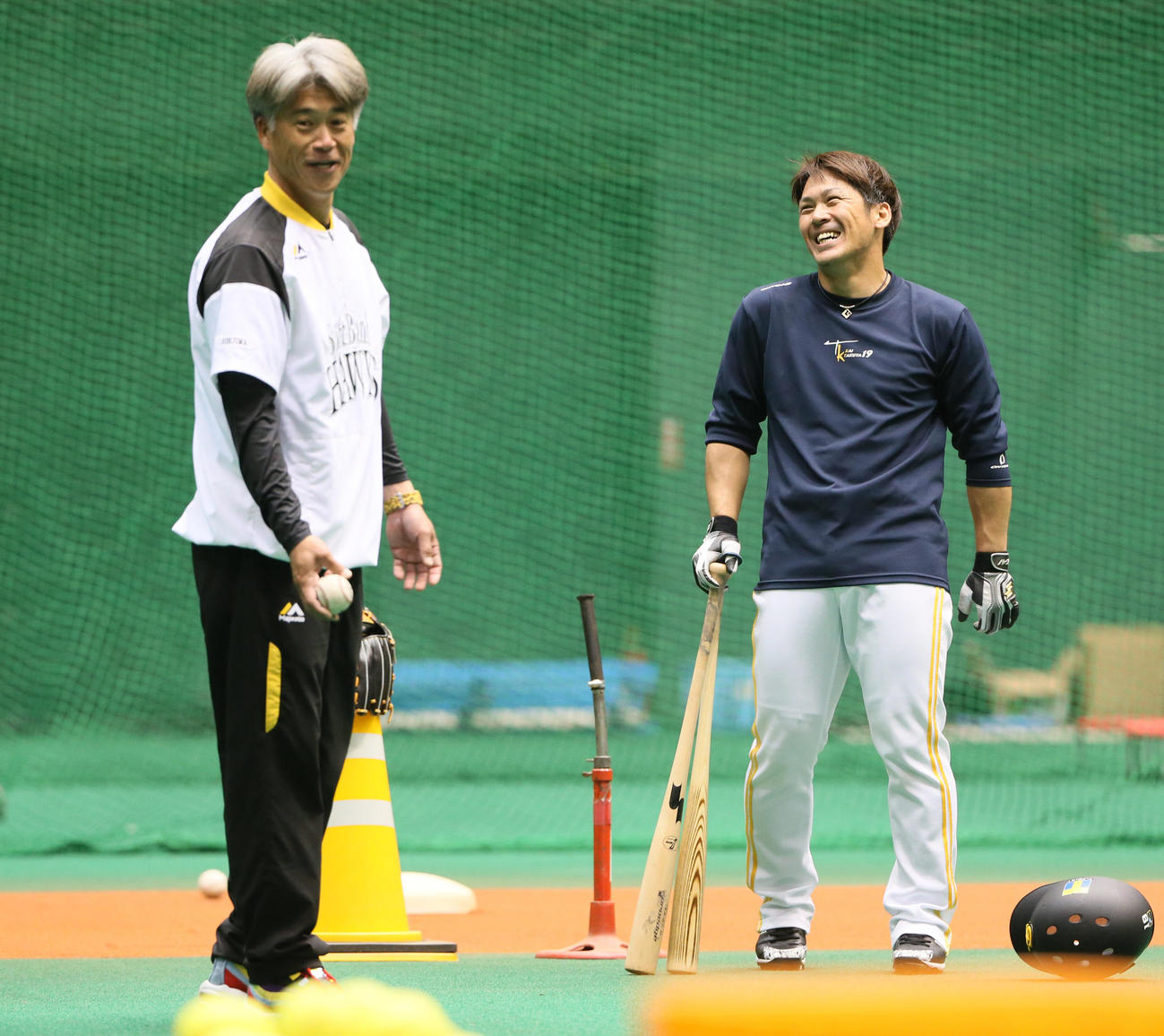 城島球団会長付特別アドバイザー（左）からアドバイスを受ける甲斐（撮影・栗木一考）