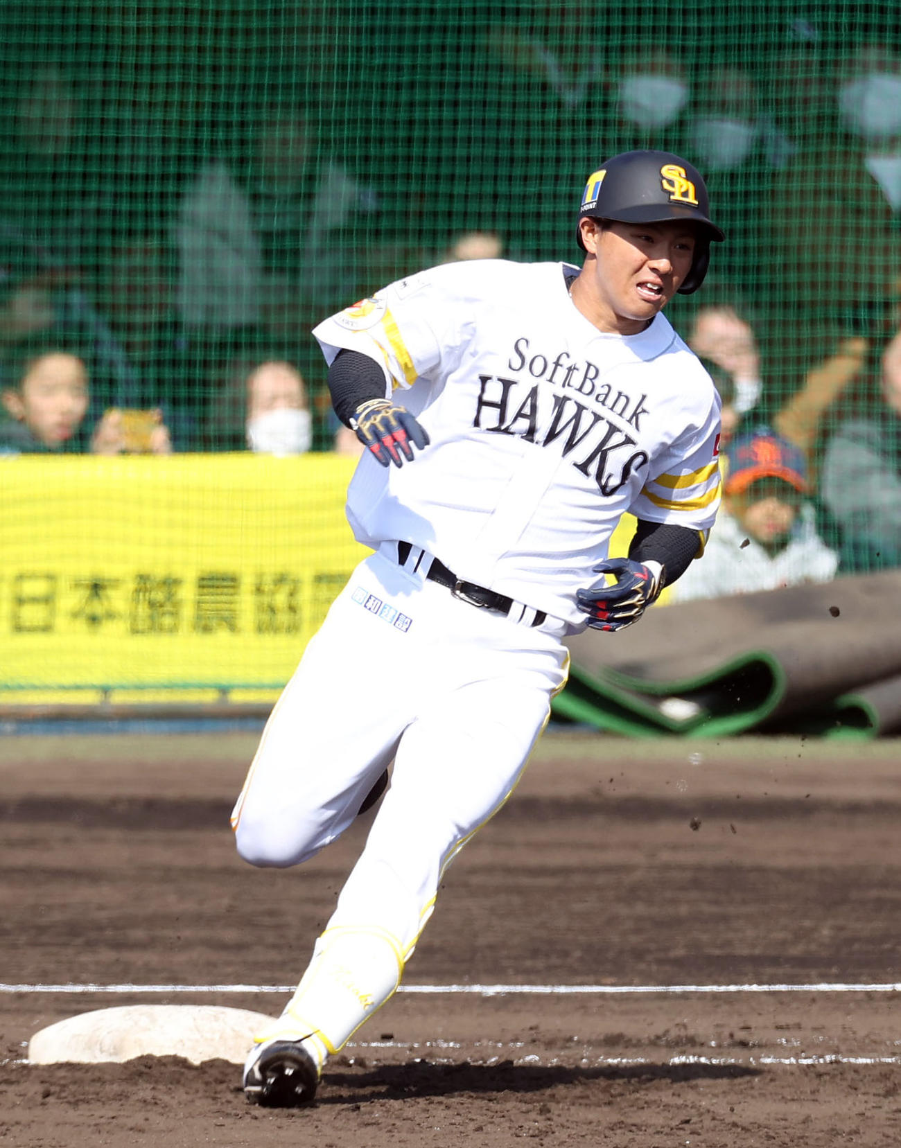 シート打撃で左前打を放つ佐藤（撮影・栗木一考）