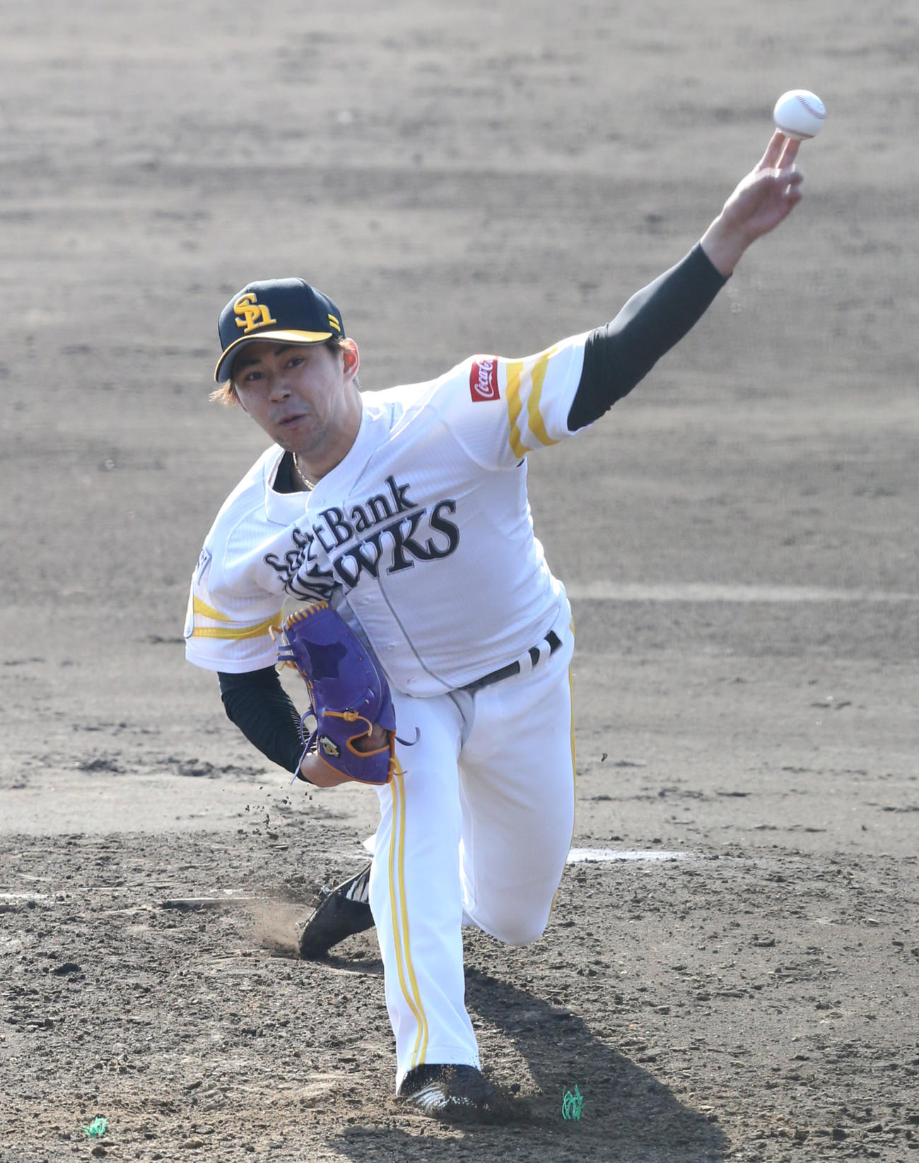 シート打撃で力投するソフトバンク古谷（撮影・菊川光一）