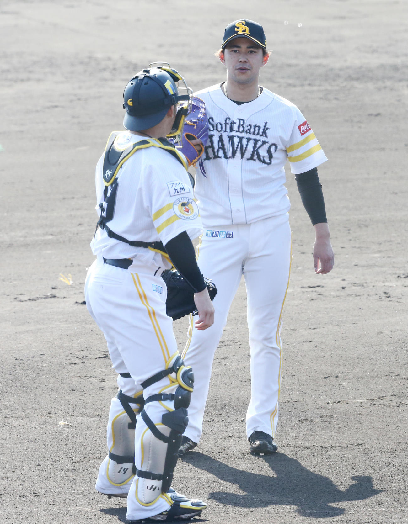 シート打撃で甲斐（手前）と話す古谷（撮影・菊川光一）
