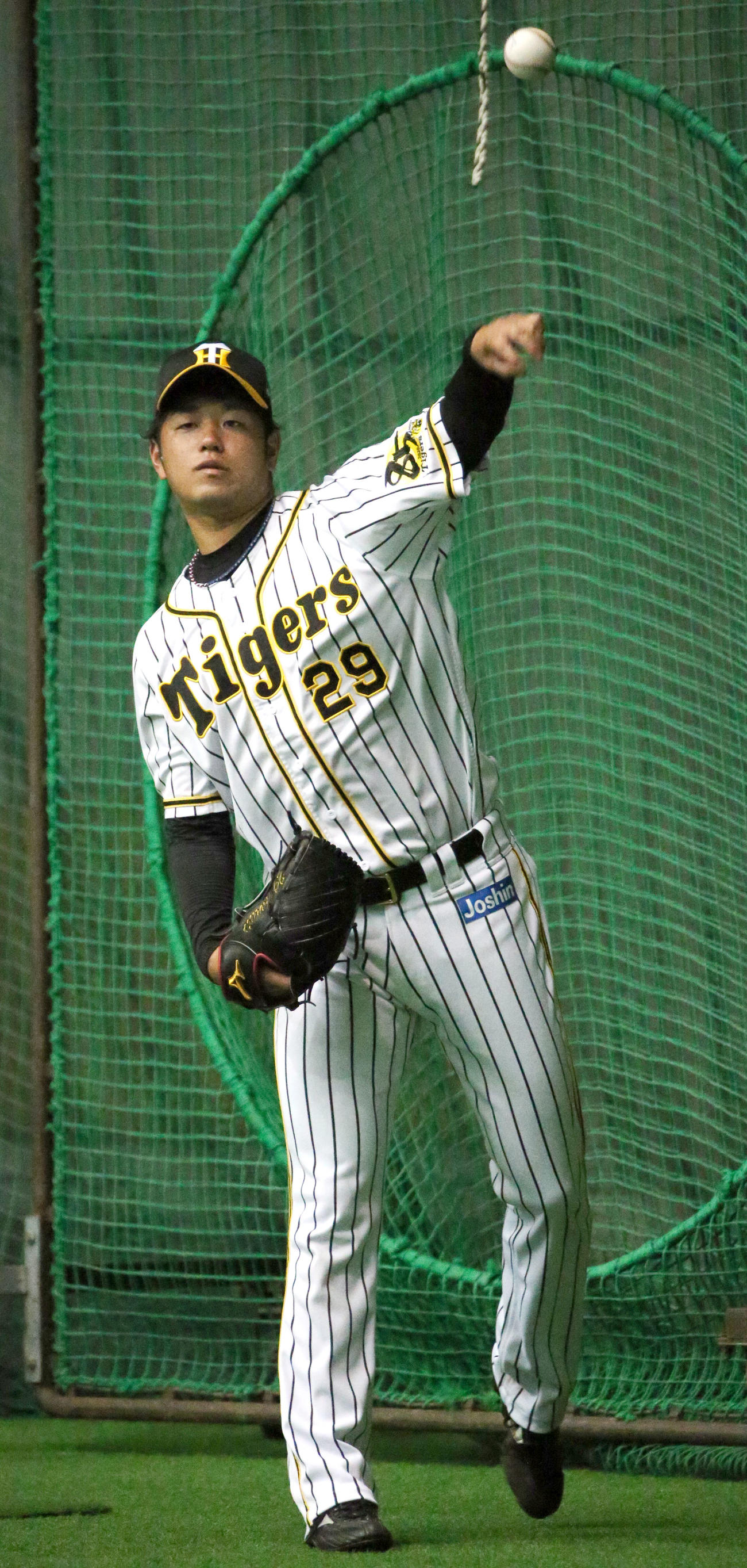 室内でキャッチボールする高橋遥（撮影・上山淳一）
