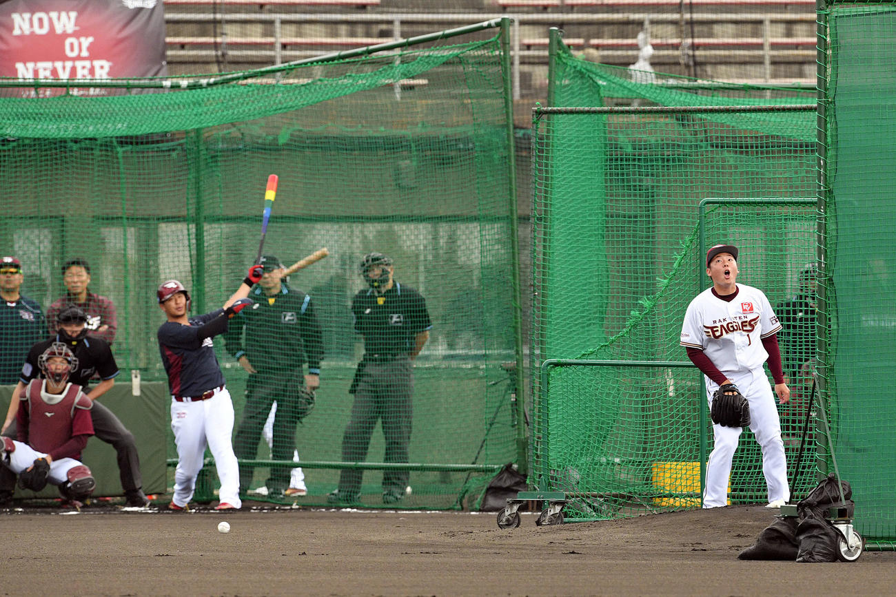 フリー打撃で打撃投手を務めた楽天松井（右）は浅村に右翼へ打球を浴び、驚いた表情を見せる（撮影・滝沢徹郎）