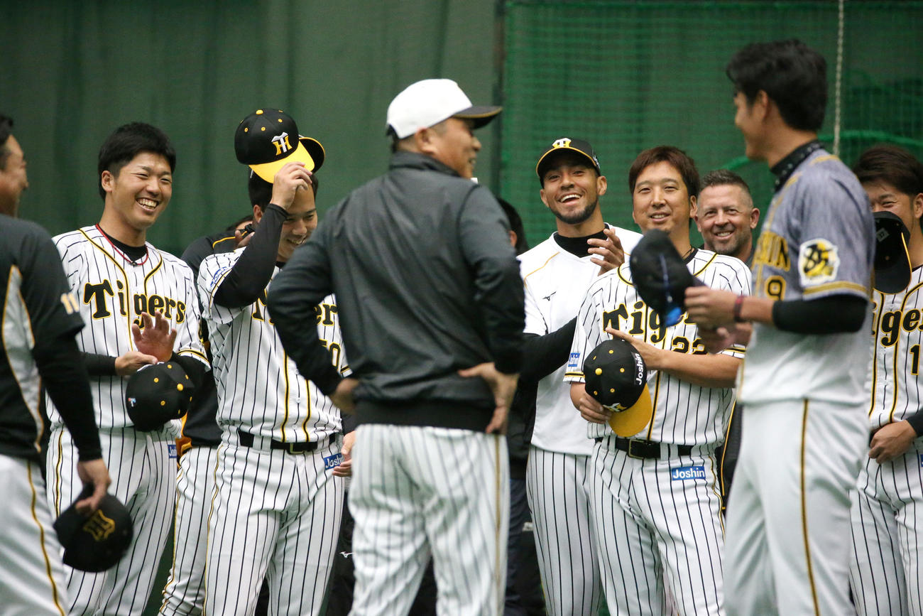 額に「CATPTAIN」とテープ貼りした藤浪（右手前）はナインを爆笑させる（撮影・上山淳一）