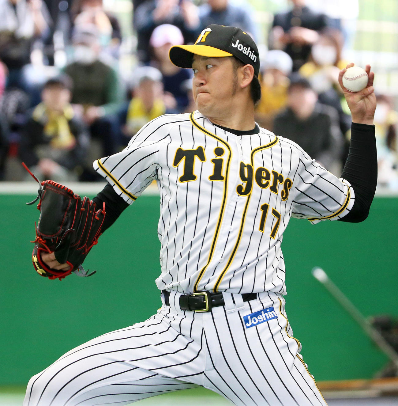 ブルペンに入り投球する岩貞（撮影・上山淳一）