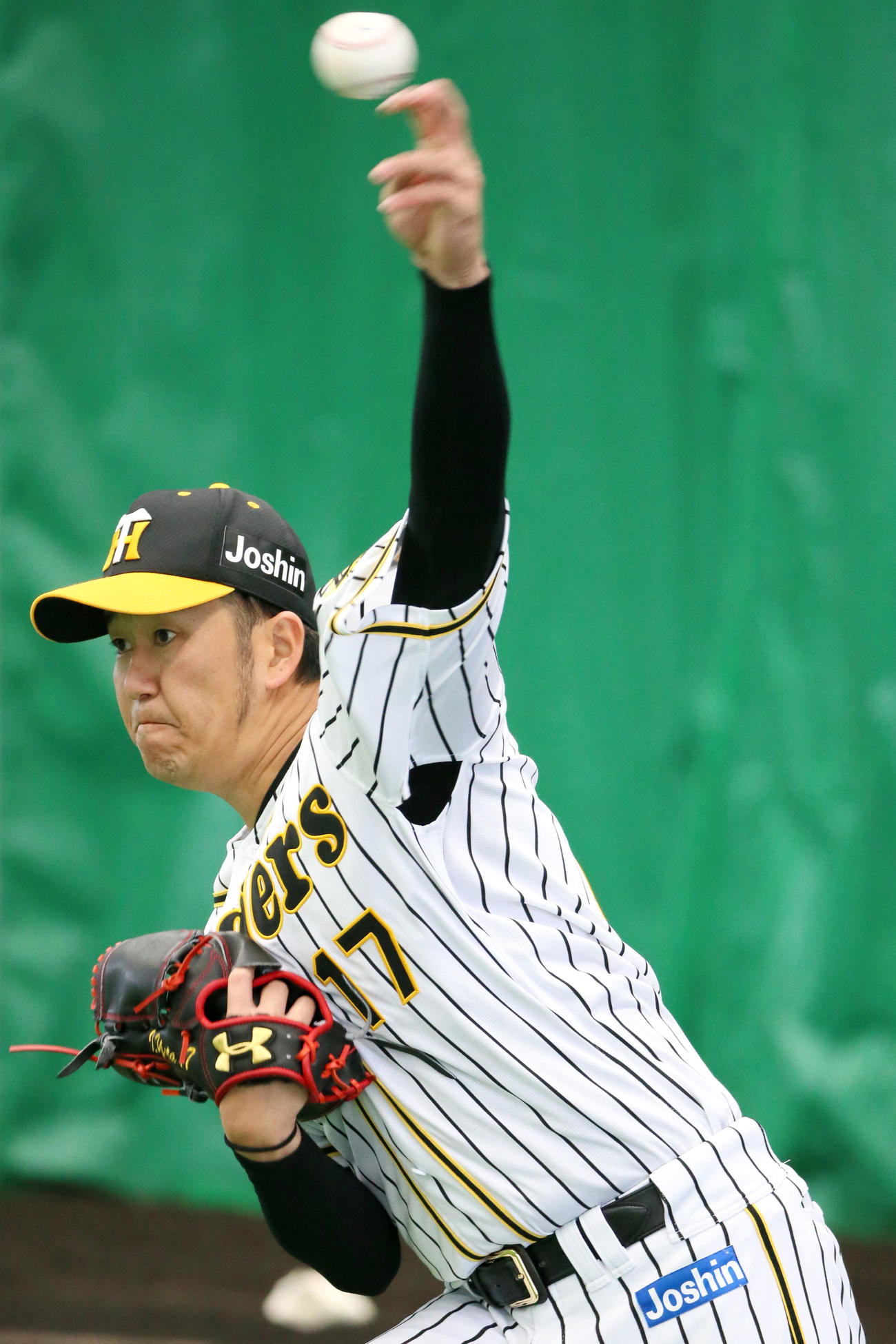 ブルペンに入り投球する岩貞（撮影・上山淳一）