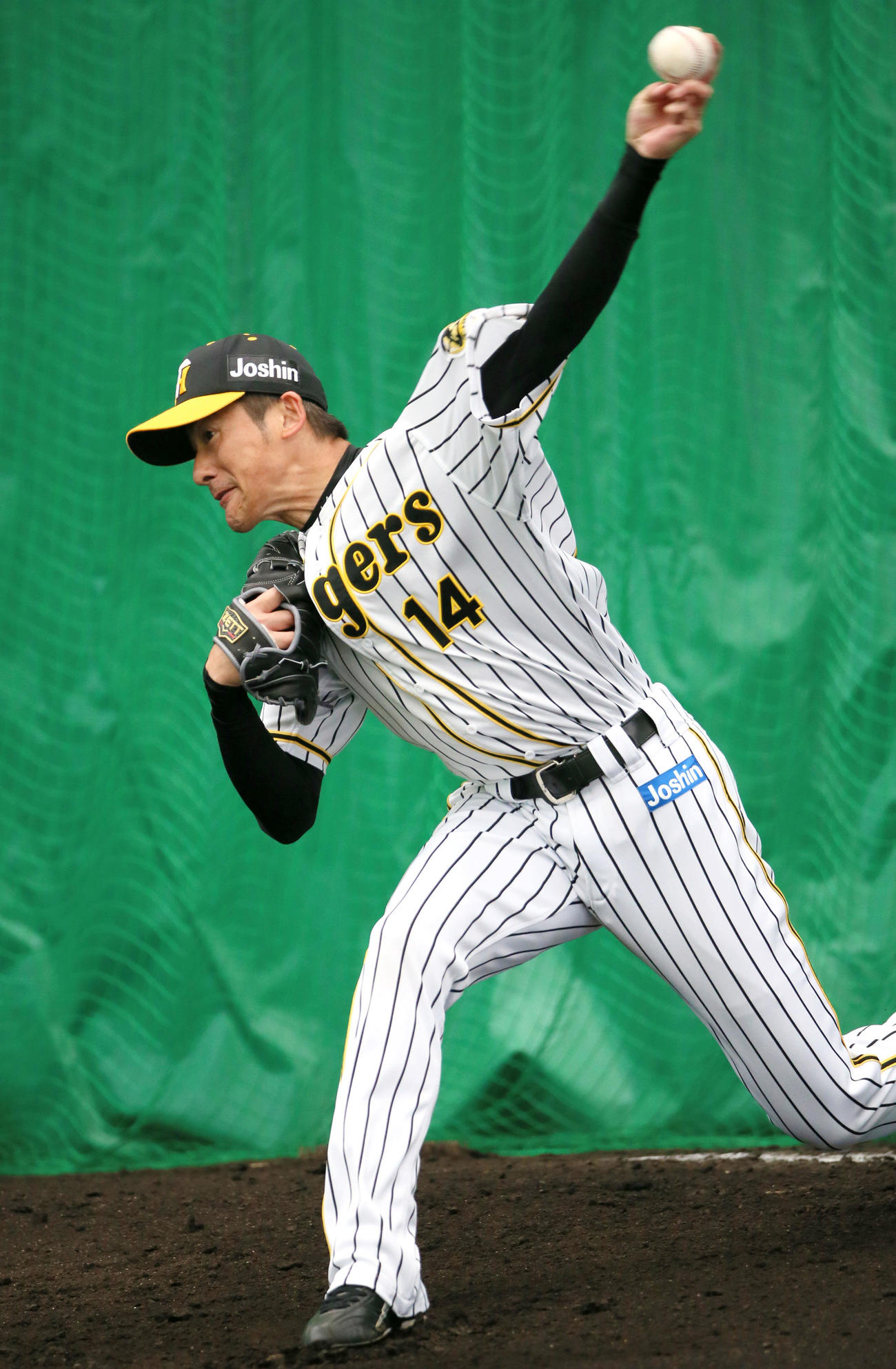 ブルペンに入り投球する能見（撮影・上山淳一）