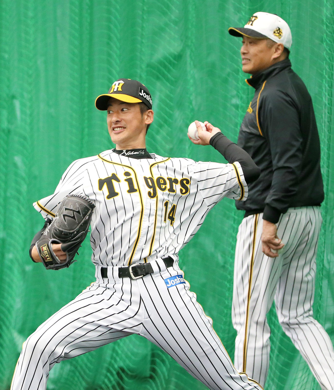 ブルペンで山本昌臨時コーチ（右）が見守る中、投球する能見（撮影・上山淳一）