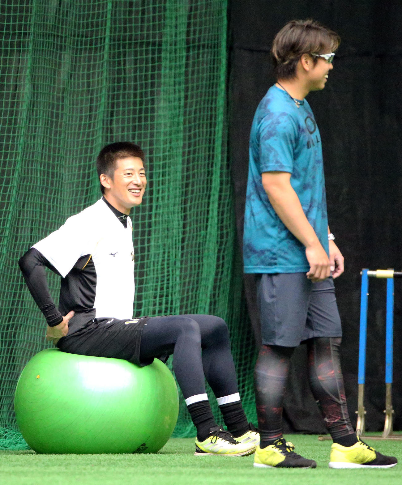 ブルペンで投球を終えリラックスしながらトレーニングする能見、右は梅野（撮影・上山淳一）