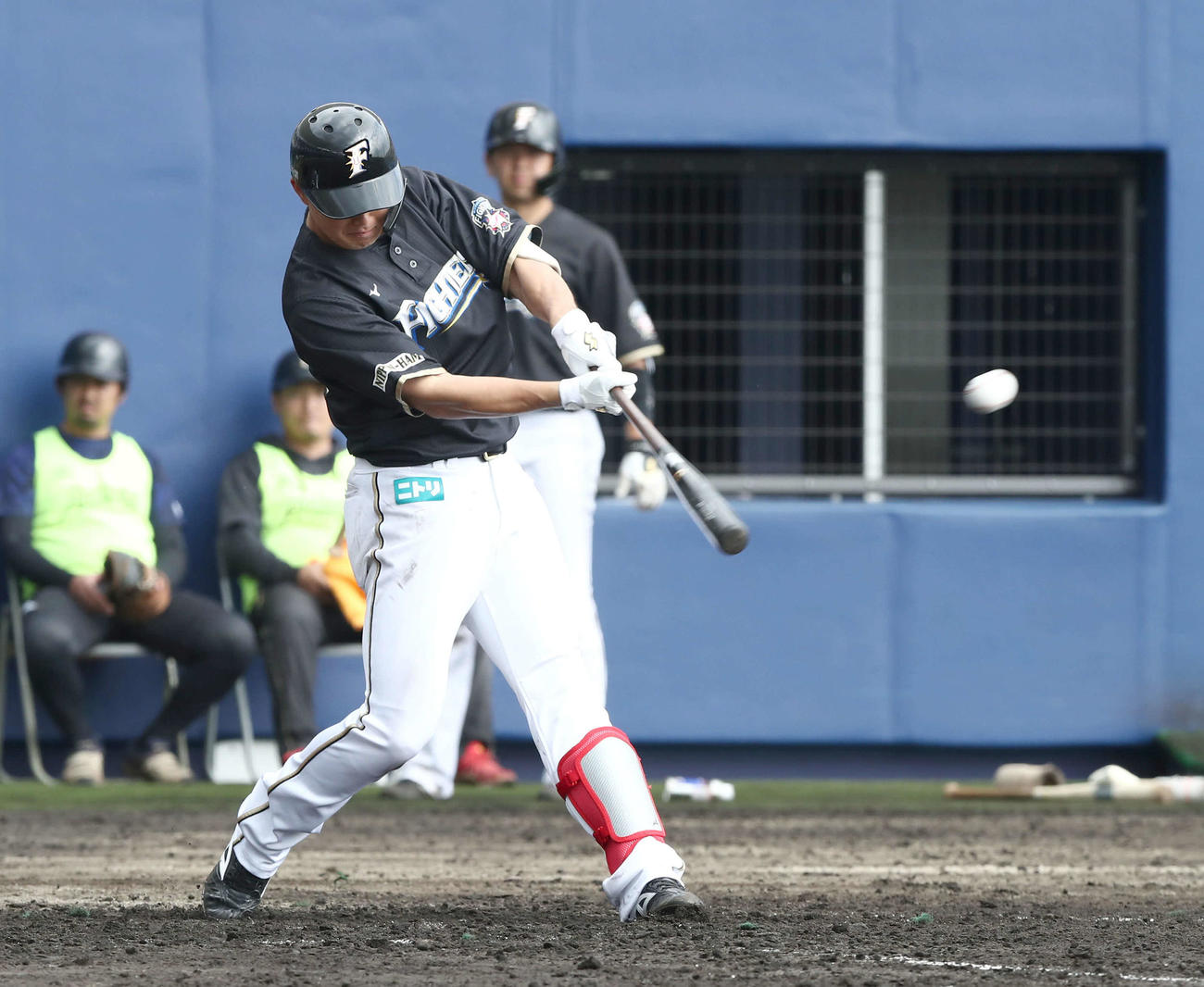 日本ハム紅白戦　5回表紅組2死一塁、左越え2点本塁打を放つ高浜（撮影・黒川智章）