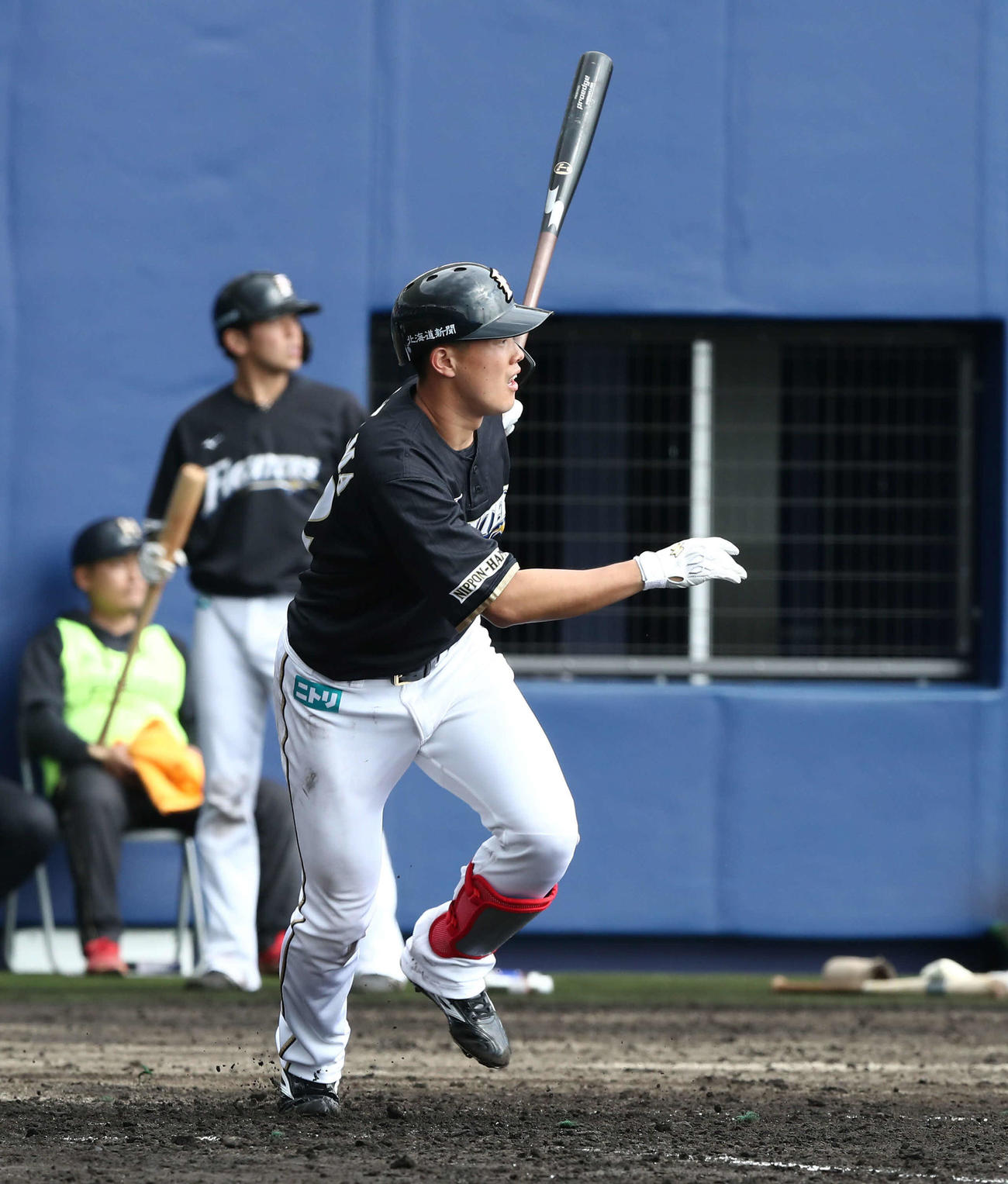 日本ハム紅白戦　5回表紅組2死一塁、左越え2点本塁打を放つ高浜（撮影・黒川智章）