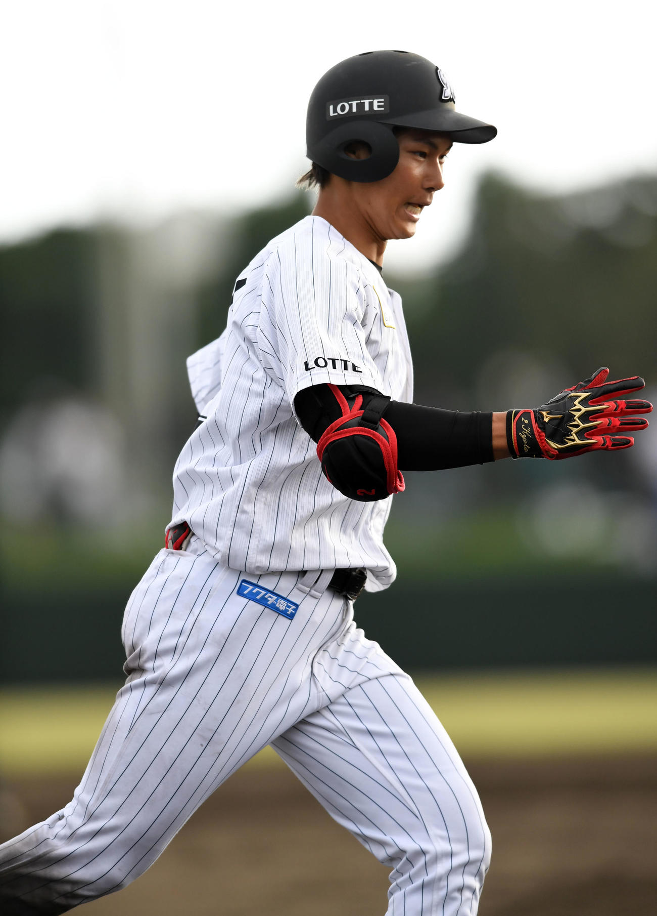 9回裏ロッテ2死一、二塁、右越え3点本塁打を放ちタッチを交わす藤原（撮影・横山健太）