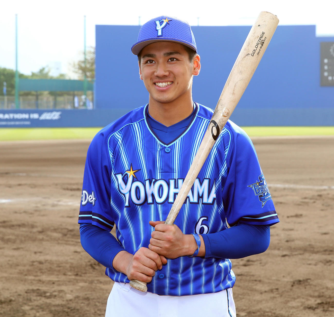 白組対紅組　試合後、初安打を放ち、笑顔を見せるDeNA森（撮影・大野祥一）