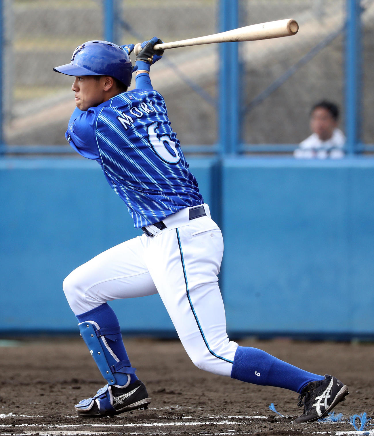 白組対紅組　6回表紅組2死、代打で出場し、初安打を放つDeNA森（撮影・大野祥一）
